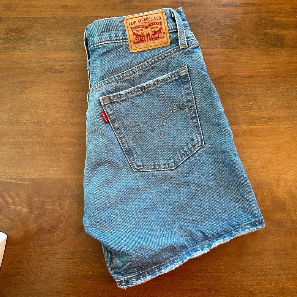 Levi's SZ 26 Denim Short